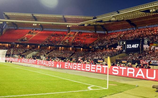 10.06.2017, xpsx, Fussball WM Qualifikation, Deutschland - San Marino, emspor, v.l. Anzeige 32467 Zuschauer leere Ränge Fans wenig Nuernberg
