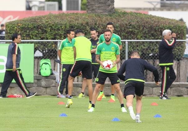 Players of Mexico s national soccer team train in Mexico City, Mexico, 10 June 2017. Mexico will face the US next 11 June 2017 at the Azteca Stadium, as part of the FIFA World Cup WM Weltmeisterschaft Fussball 2018 CONCACAF qualifiers. Mexico s national soccer team training !ACHTUNG: NUR REDAKTIONELLE NUTZUNG!  Copyright: xMarioxGuzmanx MEX508 20170611-636327532196755880