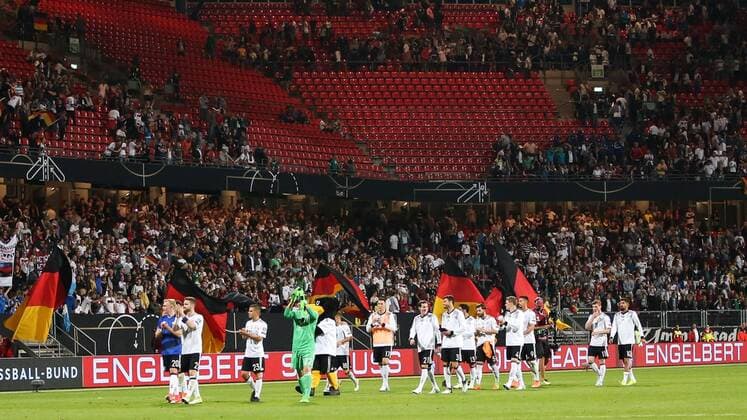 Die Mannschaft bedankt sich bei den Fans im Oberrang sind viele Plätze frei - WM-Qualifikationsspiel DFB Nationalmannschaft Deutschland vs. San Marino in Nuernberg - Deutschland, Fussball, Mann, Maenner,10.06.2017