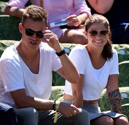 Joshua Kimmich schaut mit seiner Freundin Lina Meyer das Trainingsmatch zwischen Roger Federer (SUI) und Tommy Haas (GER) an. Deutschland, Stuttgart: Tennis, Mercedes Cup 2017, Training: Roger Federer vs Tommy Haas am 11.06.2017, Anlage des TC Weissenhof.