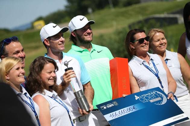 GOLF - PGA Golf Herren Lyoness Open 2017 ATZENBRUGG,AUSTRIA,11.JUN.17 - GOLF - PGA European Tour, Lyoness Open, Diamond Country Club. Image shows Dylan Frittelli (RSA) and Sepp Straka (AUT). Keywords: trophy. GEPAxpictures xMathiasxMandl