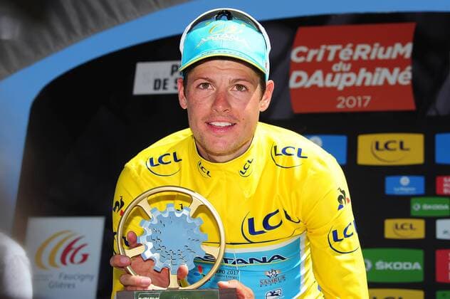 Bilder des Tages - SPORT Jakob Fuglsang ( DEN Astana Pro Team ) holt neben seinem Etappensieg auch die Gesamtwertung des Criterium du Dauphine 2017 - Querformat - quer - horizontal - Event Veranstaltung: 69. Criterium du Dauphine - Stage 8 8.Etappe: Albertville to nach Plateau de Soleison 115.0 km - Location Ort: Plateau de Soleison - France Frankreich - Europe Europa - Date Datum: 11.06.2017