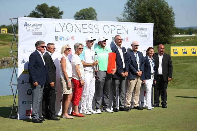 GOLF - PGA Golf Herren Lyoness Open 2017 ATZENBRUGG,AUSTRIA,11.JUN.17 - GOLF - PGA European Tour, Lyoness Open, Diamond Country Club. Image shows Dylan Frittelli (RSA) and Sepp Straka (AUT). Keywords: trophy. GEPAxpictures xMathiasxMandl