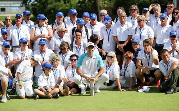 GOLF - PGA Golf Herren Lyoness Open 2017 ATZENBRUGG,AUSTRIA,11.JUN.17 - GOLF - PGA European Tour, Lyoness Open, Diamond Country Club. Image shows Dylan Frittelli (RSA) with volunteers. GEPAxpictures xChristianxWalgram