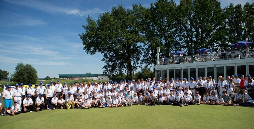 GOLF - PGA Golf Herren Lyoness Open 2017 ATZENBRUGG,AUSTRIA,11.JUN.17 - GOLF - PGA European Tour, Lyoness Open, Diamond Country Club. Image shows Dylan Frittelli (RSA) with volunteers. GEPAxpictures xChristianxWalgram
