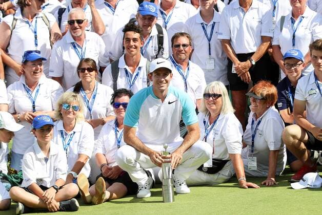 Bilder des Tages - SPORT GOLF - PGA Golf Herren Lyoness Open 2017 ATZENBRUGG,AUSTRIA,11.JUN.17 - GOLF - PGA European Tour, Lyoness Open, Diamond Country Club. Image shows Dylan Frittelli (RSA) with volunteers. GEPAxpictures xChristianxWalgram