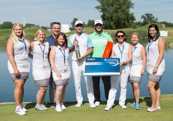 GOLF - PGA Golf Herren Lyoness Open 2017 ATZENBRUGG,AUSTRIA,11.JUN.17 - GOLF - PGA European Tour, Lyoness Open, Diamond Country Club. Image shows Dylan Frittelli (RSA) and Sepp Straka (AUT) with the Lyoness team. GEPAxpictures xChristianxWalgram
