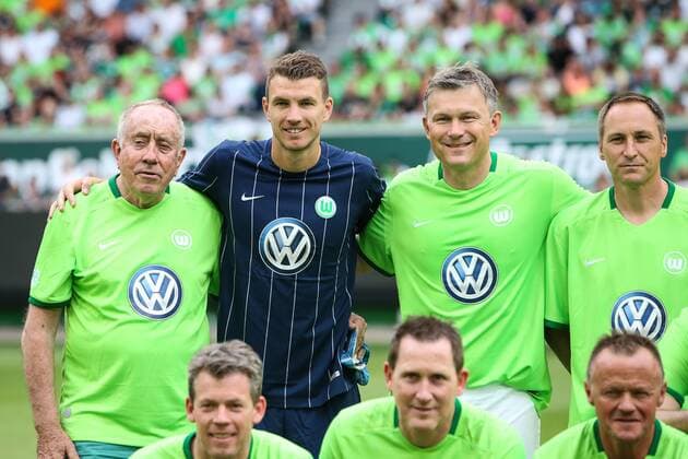 Trainer Eckhard Krautzun,Edin Dzeko,Piotr Tyskiewicz,Michael Spies (v.li.,VfL Wolfsburg) - Anlässlich des 20-jährigen Bundesliga-Jubiläums Spielen zwei Legendenmannschaften in einem Jubiläumsspiel 97er Aufstiegshelden gegen die VfL-Allstars in der Volkswagen Arena in Wolfsburg - Deutschland, Fußball, Mann, Männer,11.06.2017