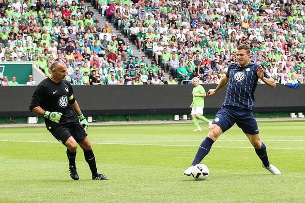 Edin Dzeko (VfL Wolfsburg) gegen Uwe Zimmermann (VfL Wolfsburg) - Anlässlich des 20-jährigen Bundesliga-Jubiläums Spielen zwei Legendenmannschaften in einem Jubiläumsspiel 97er Aufstiegshelden gegen die VfL-Allstars in der Volkswagen Arena in Wolfsburg - Aktion,Deutschland, Fußball, Mann, Männer,11.06.2017