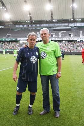 Pierre Littbarski mit Trainer Dietmar Demuth (VfL Wolfsburg) - Anlässlich des 20-jährigen Bundesliga-Jubiläums Spielen zwei Legendenmannschaften in einem Jubiläumsspiel 97er Aufstiegshelden gegen die VfL-Allstars in der Volkswagen Arena in Wolfsburg - Deutschland, Fußball, Mann, Männer,11.06.2017