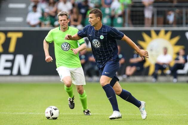 Edin Dzeko (VfL Wolfsburg) - Anlässlich des 20-jährigen Bundesliga-Jubiläums Spielen zwei Legendenmannschaften in einem Jubiläumsspiel 97er Aufstiegshelden gegen die VfL-Allstars in der Volkswagen Arena in Wolfsburg - Aktion,Deutschland, Fußball, Mann, Männer,11.06.2017