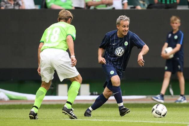 Pierre Littbarski gegen Detlev Dammeier (VfL Wolfsburg) - Anlässlich des 20-jährigen Bundesliga-Jubiläums Spielen zwei Legendenmannschaften in einem Jubiläumsspiel 97er Aufstiegshelden gegen die VfL-Allstars in der Volkswagen Arena in Wolfsburg - Aktion,Deutschland, Fußball, Mann, Männer,11.06.2017