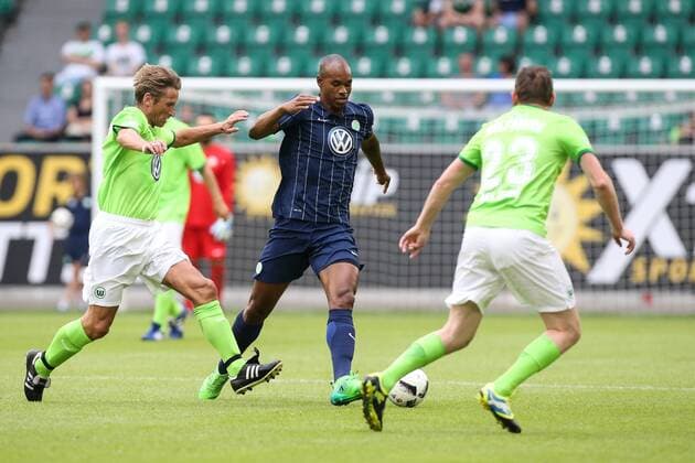 Naldo gegen Detlev Dammeier (VfL Wolfsburg) - Anlässlich des 20-jährigen Bundesliga-Jubiläums Spielen zwei Legendenmannschaften in einem Jubiläumsspiel 97er Aufstiegshelden gegen die VfL-Allstars in der Volkswagen Arena in Wolfsburg - Aktion,Deutschland, Fußball, Mann, Männer,11.06.2017