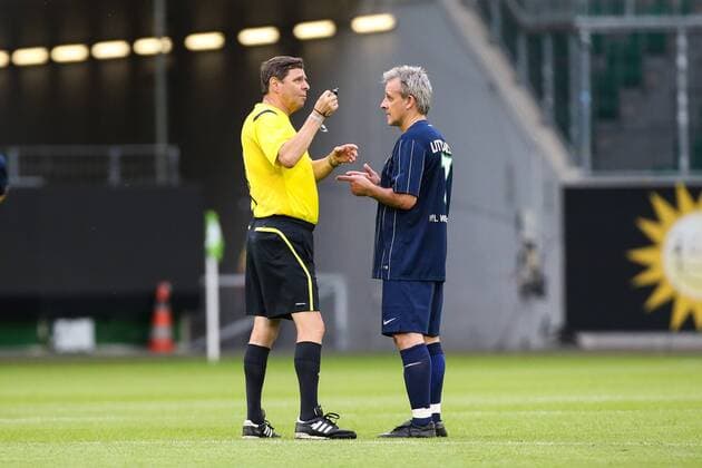 Im Gespräch - Pierre Littbarski (VfL Wolfsburg) mit Referee Bernd Heynemann - Anlässlich des 20-jährigen Bundesliga-Jubiläums Spielen zwei Legendenmannschaften in einem Jubiläumsspiel 97er Aufstiegshelden gegen die VfL-Allstars in der Volkswagen Arena in Wolfsburg - Aktion,Deutschland, Fußball, Mann, Männer,11.06.2017
