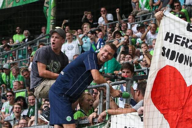 Edin Dzeko (VfL Wolfsburg) bei den Fans auf dem Zaun nach dem Spiel - Anlässlich des 20-jährigen Bundesliga-Jubiläums Spielen zwei Legendenmannschaften in einem Jubiläumsspiel 97er Aufstiegshelden gegen die VfL-Allstars in der Volkswagen Arena in Wolfsburg - Deutschland, Fußball, Mann, Männer,11.06.2017
