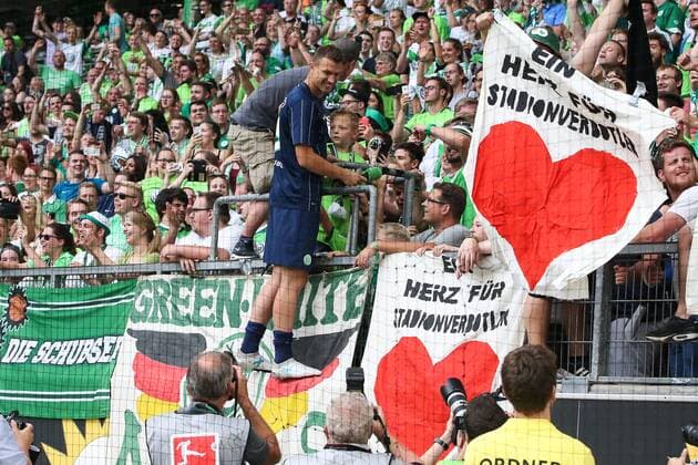 Edin Dzeko (VfL Wolfsburg) bei den Fans auf dem Zaun nach dem Spiel - Anlässlich des 20-jährigen Bundesliga-Jubiläums Spielen zwei Legendenmannschaften in einem Jubiläumsspiel 97er Aufstiegshelden gegen die VfL-Allstars in der Volkswagen Arena in Wolfsburg - Deutschland, Fußball, Mann, Männer,11.06.2017