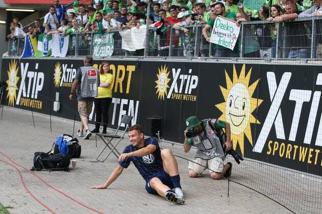Edin Dzeko (VfL Wolfsburg) rollt unter dem Zaun zu den Fans nach dem Spiel - Anlässlich des 20-jährigen Bundesliga-Jubiläums Spielen zwei Legendenmannschaften in einem Jubiläumsspiel 97er Aufstiegshelden gegen die VfL-Allstars in der Volkswagen Arena in Wolfsburg - Deutschland, Fußball, Mann, Männer,11.06.2017