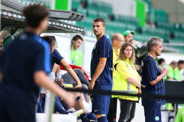 Edin Dzeko und Pierre Littbarski (VfL Wolfsburg) - Anlässlich des 20-jährigen Bundesliga-Jubiläums Spielen zwei Legendenmannschaften in einem Jubiläumsspiel 97er Aufstiegshelden gegen die VfL-Allstars in der Volkswagen Arena in Wolfsburg - Deutschland, Fußball, Mann, Männer,11.06.2017