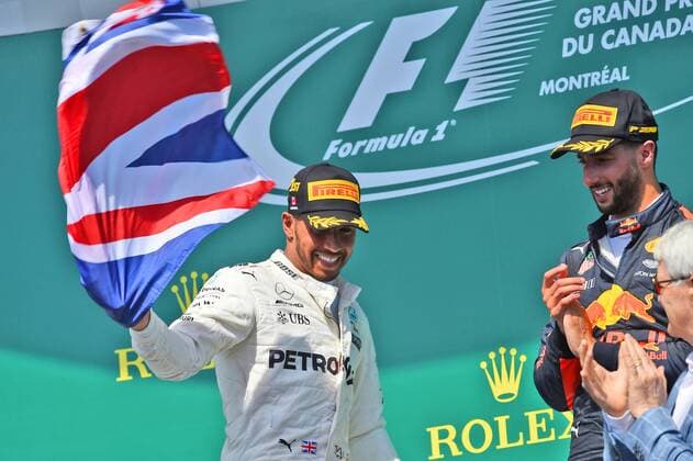 Lewis Hamilton (Mercedes AMG Petronas Formula One Team) bejubelt seinen Sieg mit der englischen Nationalflagge, Grosser Preis von Kanada 2017, Rennen, Motorsport, Formel 1, 11.06.2017, Montreal Copyright: xAndre Eibner-Pressefotox EP_JAE