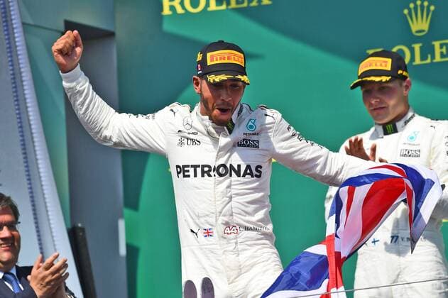 Lewis Hamilton (Mercedes AMG Petronas Formula One Team) bejubelt seinen Sieg mit der englischen Nationalflagge, Grosser Preis von Kanada 2017, Rennen, Motorsport, Formel 1, 11.06.2017, Montreal Copyright: xAndre Eibner-Pressefotox EP_JAE