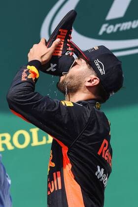 Bilder des Tages - SPORT Daniel Ricciardo (Red Bull Racing) trinkt aus seinem Rennschuh, Grosser Preis von Kanada 2017, Rennen, Motorsport, Formel 1, 11.06.2017, Montreal Copyright: xAndre Eibner-Pressefotox EP_JAE