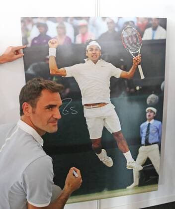 Tennis MercedesCup 2017 Stuttgart 12.06.2017 Deutschland Tennis MercedesCup beim TC Weissenhof Stuttgart Foto Herbert Rudel Roger Federer (SUI) Unterschreibt Bilder mit Ihm.