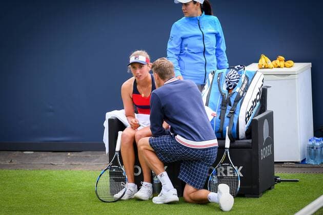 Belgian Elise Mertens talks to her coach during a first round game between Belgian Elise Mertens and Ukrainian Lesia Tsurenko at the women s simple of the Ricoh Open WTA Tennis Damen tennis tournament in Rosmalen, the Netherlands, Monday 12 June 2017. LUCxCLAESSEN  x05111995x