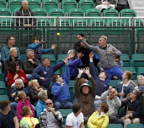 Bilder des Tages - SPORT June 12th 2017, Nottingham, England; WTA Tennis Damen Aegon Nottingham Open Tennis Tournament day 3; The fans try to catch a ball hit into the stands by Croatian Qualifier Jana Fett as she beat German 7th seed Mona Barthel 6-3 5-7 7-5 xLeexParkerx  ActionPlus11889897
