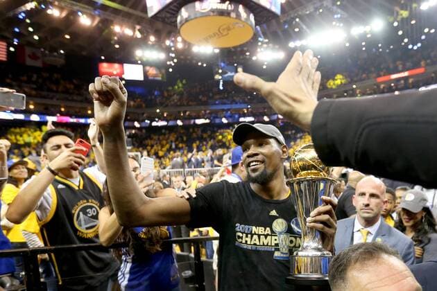 Bilder des Tages - SPORT June 12, 2017 - Oakland, CA, USA - The Golden State Warriors Kevin Durant carries his MVP trophy as he celebrates with fans a championship after defeating the Cleveland Cavaliers, 129-120, in Game 5 of the NBA Basketball Herren USA Finals at Oracle Arena in Oakland, Calif., on Monday, June 12, 2017. Cleveland at Golden State - ZUMAm67_ 20170612_zaf_m67_099 Copyright: xRayxChavezx