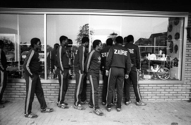 WM 1974, Spieler aus Zaire - Schaufensterbummel in Ascheberg
