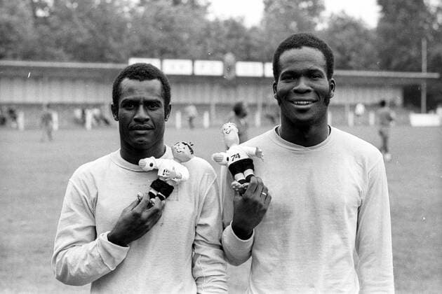 WM 1974, Training Haiti in Deventer, Roger Saint-Vil und Emmanuel Sanon mit den WM Maskottchen Tip und Tap