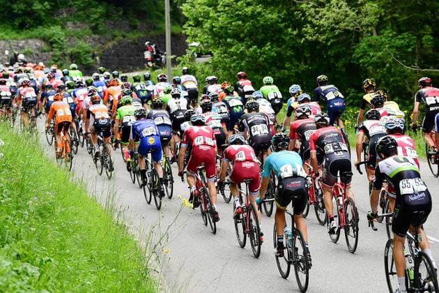 13.06.2017 Schweiz Tour de Suisse 4. Etappe Bern - Villars sur Ollon Bild zeigt das Peloton (Rueckansicht) im Aufstieg nach Col des Mosses Aktion 
