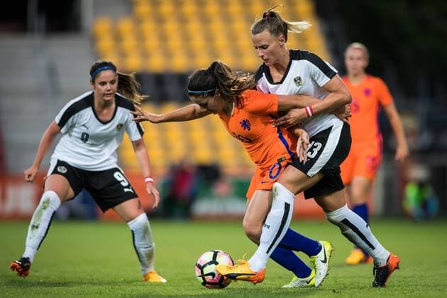(L-R) Danielle van de Donk of the Netherlands, Virginia Kirchberger of Austriaduring the friendly match between the women of The Netherlands and Austria at at The Adelaarshorst on on June 13, 2017 in Deventer, The Netherlands Women: Netherlands v Austria Friendly match 2016 2017 xVIxVIxImagesx xRonaldxBonestrooxIVx 8002069