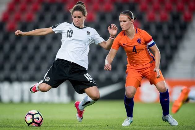 (L-R) Nina Burger of Austria, Mandy van den Berg of the Netherlandsduring the friendly match between the women of The Netherlands and Austria at at The Adelaarshorst on on June 13, 2017 in Deventer, The Netherlands Women: Netherlands v Austria Friendly match 2016 2017 xVIxVIxImagesx xRonaldxBonestrooxIVx 8002071