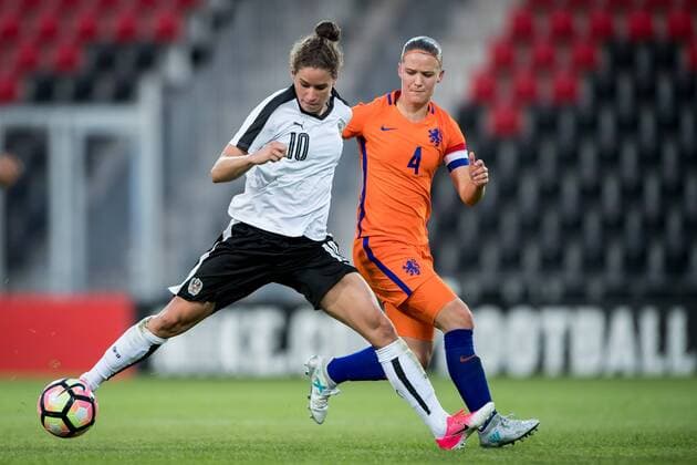(L-R) Nina Burger of Austria, Mandy van den Berg of the Netherlandsduring the friendly match between the women of The Netherlands and Austria at at The Adelaarshorst on on June 13, 2017 in Deventer, The Netherlands Women: Netherlands v Austria Friendly match 2016 2017 xVIxVIxImagesx xRonaldxBonestrooxIVx 8002072