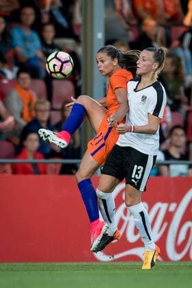 (L-R) Lieke Martens of The Netherlands, Virginia Kirchberger of Austriaduring the friendly match between the women of The Netherlands and Austria at at The Adelaarshorst on on June 13, 2017 in Deventer, The Netherlands Women: Netherlands v Austria Friendly match 2016 2017 xVIxVIxImagesx xRonaldxBonestrooxIVx 8002084