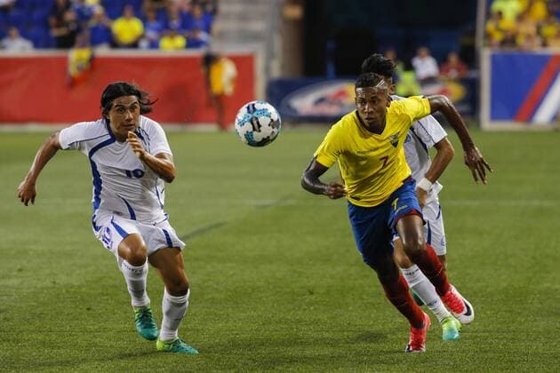 Ecuador s Ayton Preciado (R) fights for the ball with El Salvador s Gerson Mayen, during their friendly match at the Harrison Red Bull Arena, New Jersey, USA, 13 June 2017. ECUADOR VS. EL SALVADOR !ACHTUNG: NUR REDAKTIONELLE NUTZUNG!  Copyright: xEduardoxMunozxAlvarezx EMZ09 20170614-636330077147810257