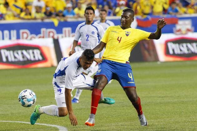 Ecuador s John Cifuentes (R) fights for the ball with El Salvador s Henry Romero, during their friendly match at the Harrison Red Bull Arena, New Jersey, USA, 13 June 2017. ECUADOR VS. EL SALVADOR !ACHTUNG: NUR REDAKTIONELLE NUTZUNG!  Copyright: xEduardoxMunozxAlvarezx EMZ07 20170614-636330078383502099