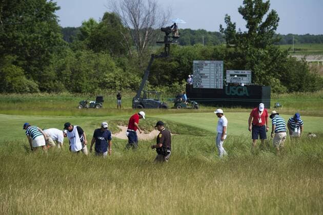 170615 Spelare, funktionärer och en polis letar efter bollar i ruffen när USA:s Matt Kuchar, USA:s Patrick Reed och Italiens Francesco Molinari spelar pa bana 15 under omgang ett i golfturneringen US Open den 15 juni 2017 i Hartford.  Copyright: JOELxMARKLUND BB170615JM036