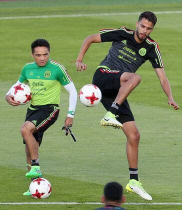 Bilder des Tages - SPORT KAZAN, RUSSIA - JUNE 15, 2017: Diego Antonio Reyes (R) of the Mexican national football team during a training session ahead of the 2017 FIFA Confederations Cup. Maxim Tumanov TASS  TS0531C5