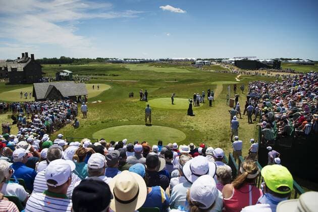 170615 Publik ser pa när Spaniens Sergio Garcia ska sla ut pa bana 1 under första omgangen i golfturneringen US Open den 15 juni 2017 i Hartford.  Copyright: JOELxMARKLUND BB170615JM046