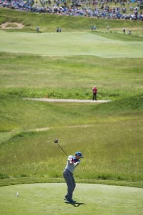 170615 Spaniens Sergio Garcia slar ut pa bana 1 under första omgangen i golfturneringen US Open den 15 juni 2017 i Hartford.  Copyright: JOELxMARKLUND BB170615JM047