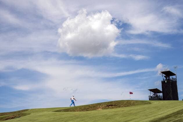 Themen der Woche - Sport Bilder des Tages - SPORT Rickie Fowler walks on the 8th fairway during round 1 of the 117th U.S. Open golf tournament at Erin Hill golf course in Erin, Wisconsin on June 15, 2017.  WIS20170615326 KEVINxDIETSCH