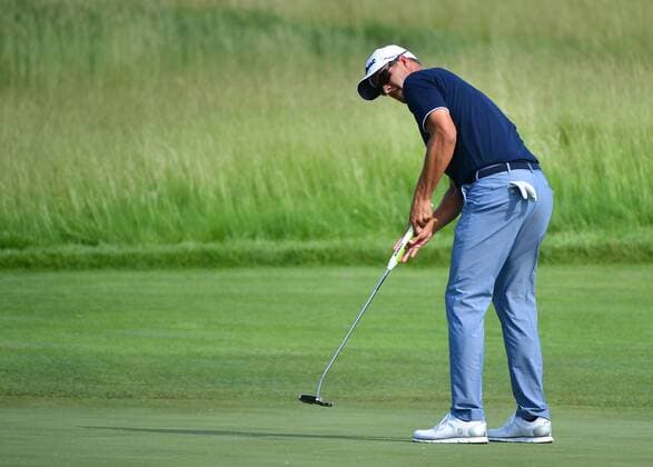 Adam Scott putts on the 10th green during round 1 of the 117th U.S. Open golf tournament at Erin Hill golf course in Erin, Wisconsin on June 15, 2017.  WIS20170615348 KEVINxDIETSCH