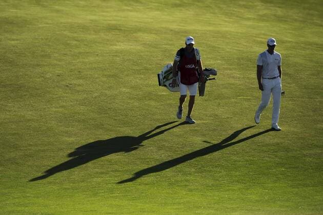 170615 Sveriges Henrik Stenson (t h) med sin caddie Gareth Lord (t v) under första omgangen i golfturneringen US Open den 15 juni 2017 i Hartford.  Copyright: JOELxMARKLUND BB170615JM079