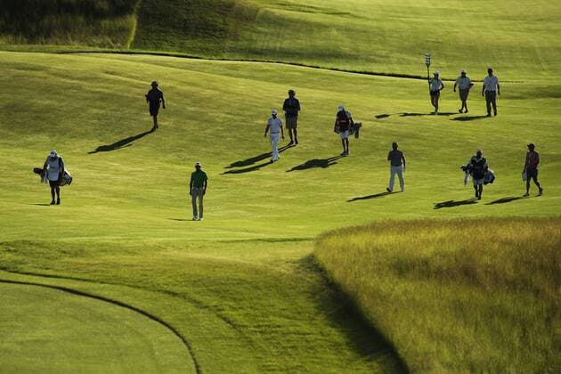 170615 Sydafrikas Charl Schwartzel, Sveriges Henrik Stenson och Sydafrikas Louis Oosthuizen tillsammans med sina caddies gar pa bana 18 under första omgangen i golfturneringen US Open den 15 juni 2017 i Hartford.  Copyright: JOELxMARKLUND BB170615JM080
