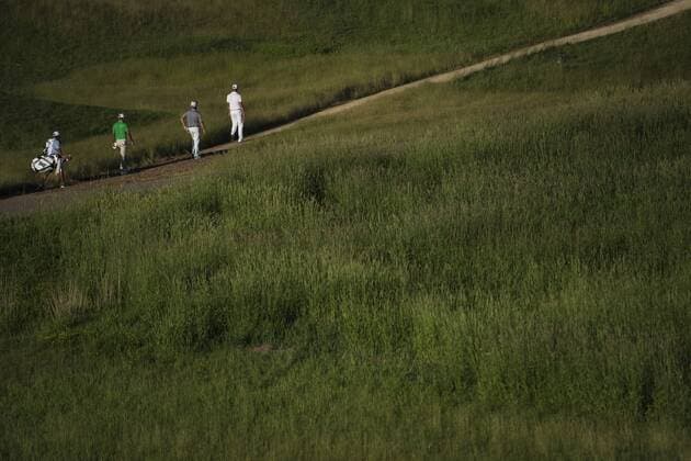 170615 Sydafrikas Charl Schwartzel, Sydafrikas Louis Oosthuizen och Sveriges Henrik Stenson lämnar banorna under första omgangen i golfturneringen US Open den 15 juni 2017 i Hartford.  Copyright: JOELxMARKLUND BB170615JM081