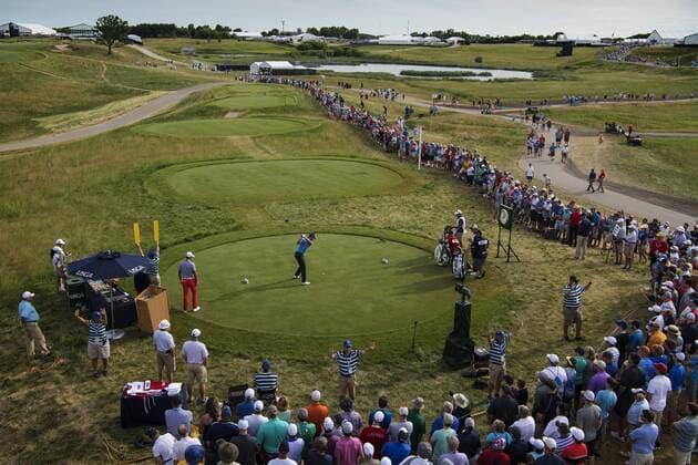 170616 Sveriges Henrik Stenson slar ut pa bana 10 under andra omgangen i golfturneringen US Open den 16 juni 2017 i Hartford.  Copyright: JOELxMARKLUND BB170616JM009