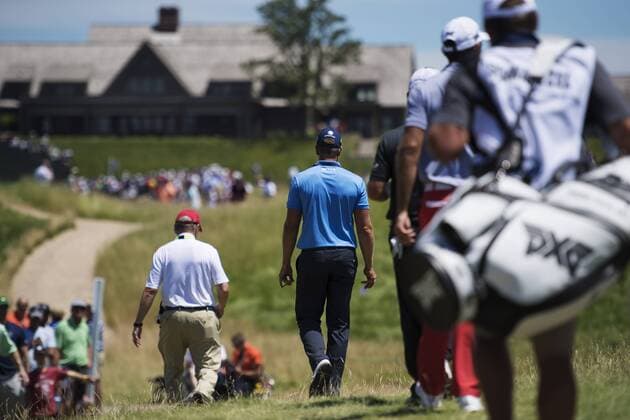 170616 Sveriges Henrik Stenson (bla tröja) lämnar bana 9 och gar mot klubbhuset under andra omgangen i golfturneringen US Open den 16 juni 2017 i Hartford.  Copyright: JOELxMARKLUND BB170616JM035