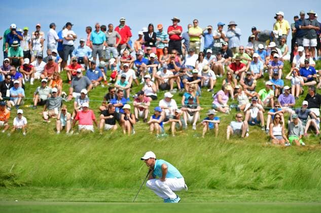 Bilder des Tages - SPORT Rory McIlroy lines up a putt on the 17th green during round 2 of the 117th U.S. Open golf tournament at Erin Hill golf course in Erin, Wisconsin on June 16, 2017.  WIS20170616323 KEVINxDIETSCH